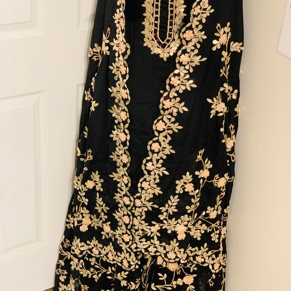 Embroidered shirt,dupatta and lehanga - Picture 12 of 15